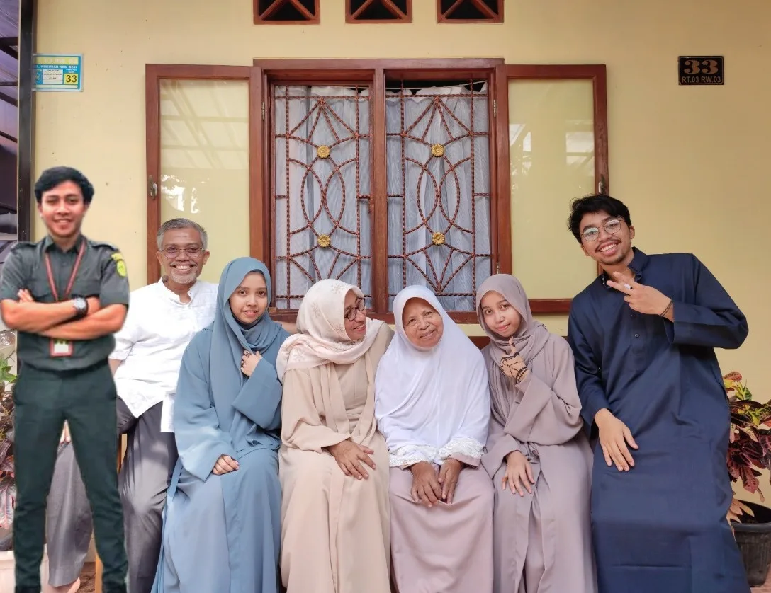 Amel bersama nenek, kedua orangtua, dan ketiga saudara kandungnya. 