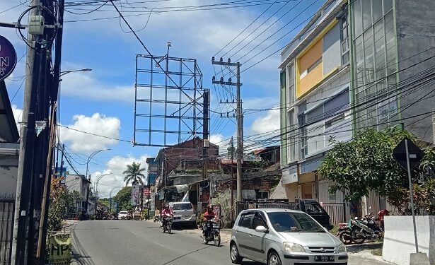Konstruksi reklame di Jalan Galunggung, Kota Malang yang tidak difungsikan sejak 3 tahun terakhir.