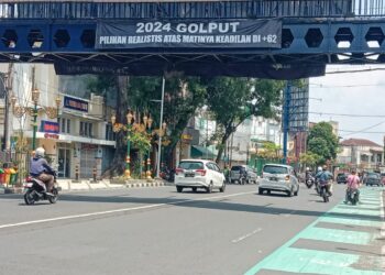 Spanduk '2024 Golput' yang terbentang di Jalan Jenderal Basuki Rachmat, Kota Malang.