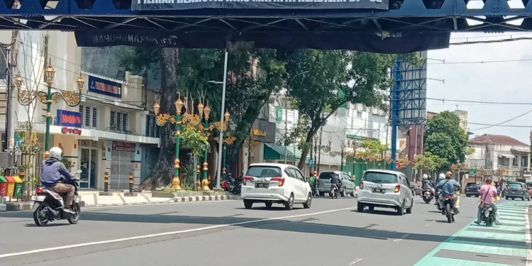 Spanduk '2024 Golput' yang terbentang di Jalan Jenderal Basuki Rachmat, Kota Malang.
