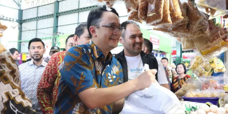 Wamendag RI, Dr. Jerry Sambuaga, saat menyambangi Pasar Oro Oro Dowo, Kota Malang pada Kamis (09/03/2023).