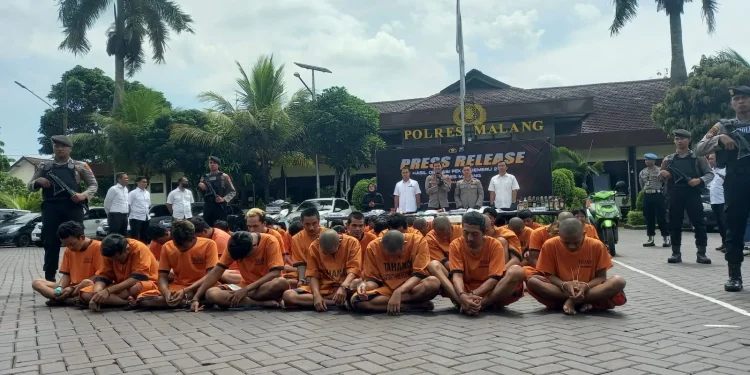 Para tersangka yang diamankan saat Operasi Pekat Semeru 2023.