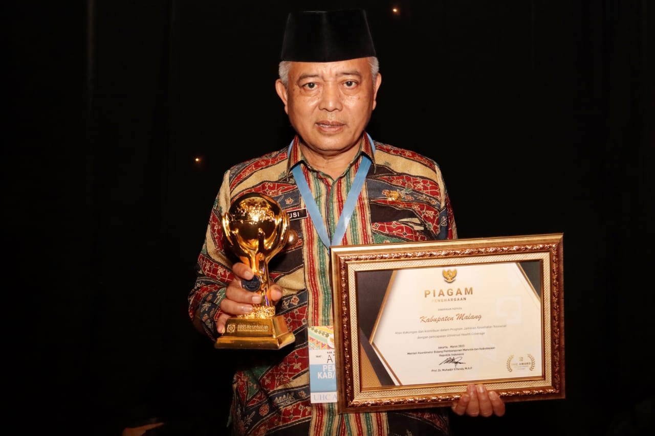 Bupati Malang, Sanusi dengan piala dan piagam penghargaan UHC Awards 2023.