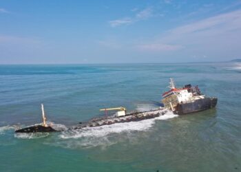Kondisi Kapal Tanker MT A bermuatan aspal yang kandas di Perairan Nias Utara.