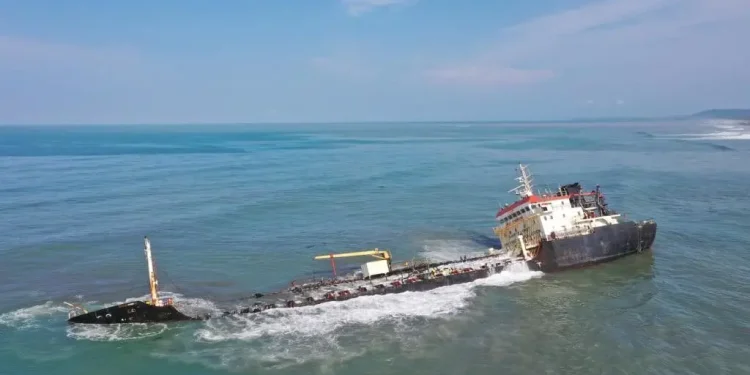 Kondisi Kapal Tanker MT A bermuatan aspal yang kandas di Perairan Nias Utara.