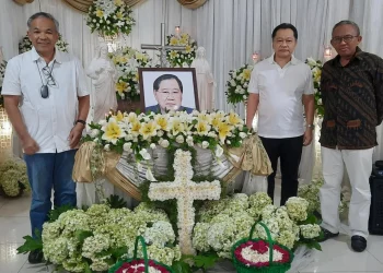 Dr Aqua Dwipayana (paling kiri) bersama Direktur Manajemen Risiko Bank Jatim Eko Susetyono (kanan) ketika melayat Rudy Suardana di rumah duka Adi Jasa Surabaya.