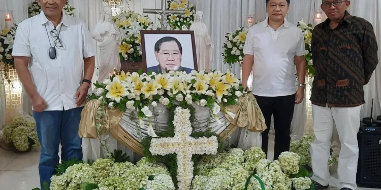 Dr Aqua Dwipayana (paling kiri) bersama Direktur Manajemen Risiko Bank Jatim Eko Susetyono (kanan) ketika melayat Rudy Suardana di rumah duka Adi Jasa Surabaya.