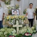 Dr Aqua Dwipayana (paling kiri) bersama Direktur Manajemen Risiko Bank Jatim Eko Susetyono (kanan) ketika melayat Rudy Suardana di rumah duka Adi Jasa Surabaya.