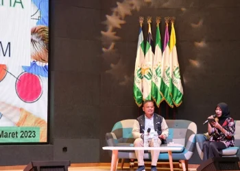 Pimpinan wilayah Pegadaian XII Jawa Timur, Mulyono Rekso saat memaparkan materi manajemen usaha dan permodalan untuk UMKM dalam seminar nasional di Universitas NU Surabaya (Unusa).