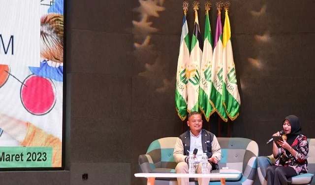Pimpinan wilayah Pegadaian XII Jawa Timur, Mulyono Rekso saat memaparkan materi manajemen usaha dan permodalan untuk UMKM dalam seminar nasional di Universitas NU Surabaya (Unusa).