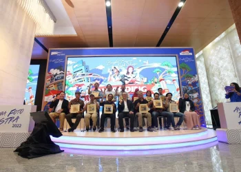 Para pemenang Lomba Foto Astra dan Anugerah Pewarta Astra 2022 bersama Head of Corporate Communications Astra Boy Kelana Soebroto (tengah depan), Head of Brand Communications Astra Karnanda Kurniardhi (kiri), dan Head of Media Relations Astra Regina Panontongan (kanan) dalam acara Awarding Lomba Foto Astra dan Anugerah Pewarta Astra 2022 yang diadakan di Galeri Astra, Menara Astra, Jakarta pada hari Selasa (28/2/ 2023).