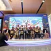 Para pemenang Lomba Foto Astra dan Anugerah Pewarta Astra 2022 bersama Head of Corporate Communications Astra Boy Kelana Soebroto (tengah depan), Head of Brand Communications Astra Karnanda Kurniardhi (kiri), dan Head of Media Relations Astra Regina Panontongan (kanan) dalam acara Awarding Lomba Foto Astra dan Anugerah Pewarta Astra 2022 yang diadakan di Galeri Astra, Menara Astra, Jakarta pada hari Selasa (28/2/ 2023).