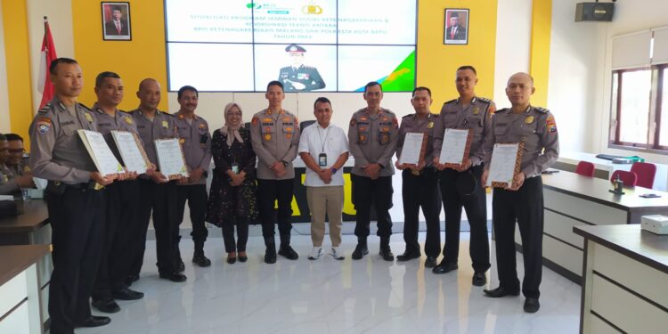 BPJS Ketenagakerjaan Malang dan Polres Batu resmi berkolaborasi dalam memperluas cakupan jaminan sosial terhadap pekerja rentan lewat jalinan MoU yang ditandatangani pada Rabu (15/3/2023).