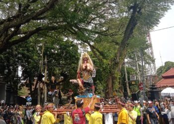 Kirab ogoh-ogoh di depan Balai Kota Malang dalam Tawur Agung di Perayaan Hari Raya Nyepi 2023.