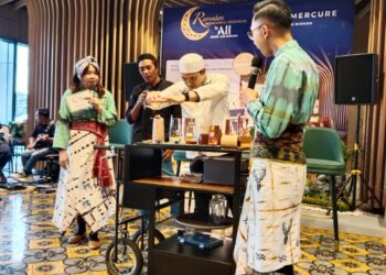 Demonstrasi pembuatan menu baru berupa smoothies cokelat kurma, kolaborasi Grand Mercure Malang Mirama dengan Cokelat Majapahit.