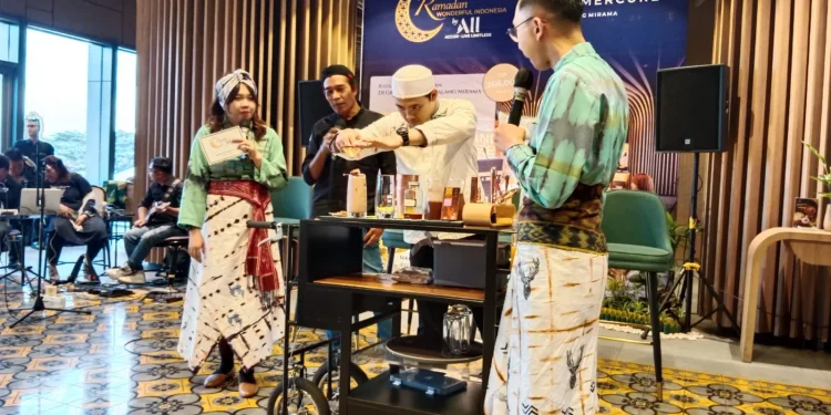 Demonstrasi pembuatan menu baru berupa smoothies cokelat kurma, kolaborasi Grand Mercure Malang Mirama dengan Cokelat Majapahit.