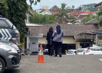 Istri Wahyu Kenzo (kiri) saat meninggalkan Polresta Malang Kota usai memenuhi panggilan polisi.