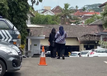 Istri Wahyu Kenzo (kiri) saat meninggalkan Polresta Malang Kota usai memenuhi panggilan polisi.