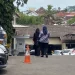 Istri Wahyu Kenzo (kiri) saat meninggalkan Polresta Malang Kota usai memenuhi panggilan polisi.