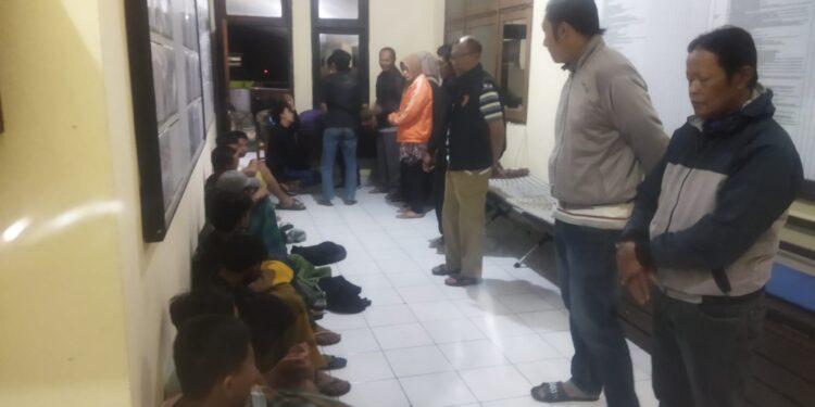 Polisi mengamankan sepuluh remaja di Desa Pendem, Kota Batu yang ditengarai hendak melakukan tawuran sarung, Minggu (26/3/2023) malam.