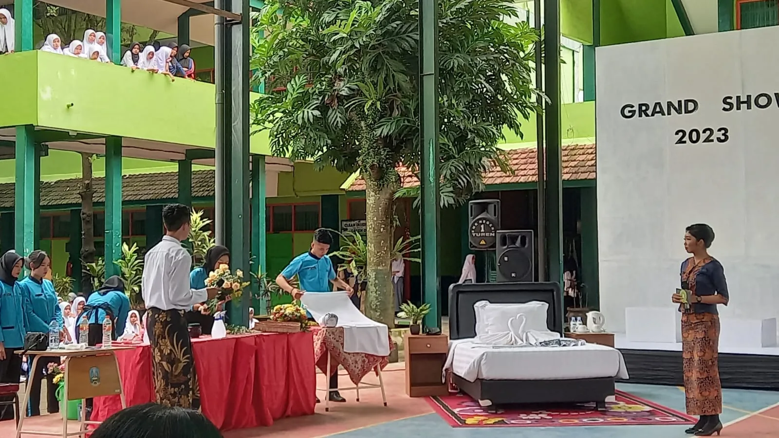 Siswa kompetensi keahlian Perhotelan unjuk kebolehan dalam art towel dan flower arrangement.