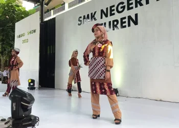 Peragaan busana karya siswa kelas XII SMKN 1 Turen.