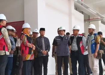 Gubernur Jawa Timur Khofifah Indar Parawansa didampingi Forkopimda Kota Batu tengah meninjau pembangunan Pasar Induk Among Tani yang sudah memiliki progres di angka 94 persen, Sabtu (25/3/2023).