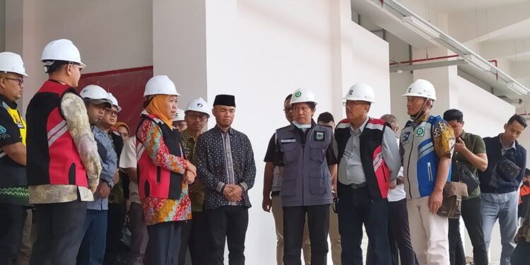 Gubernur Jawa Timur Khofifah Indar Parawansa didampingi Forkopimda Kota Batu tengah meninjau pembangunan Pasar Induk Among Tani yang sudah memiliki progres di angka 94 persen, Sabtu (25/3/2023).