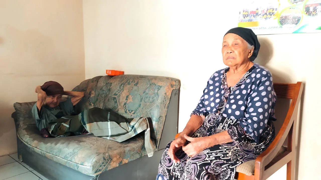 Waniti, wanita di Kota Batu yang diyakini menjadi manusia tertua yang masih hidup hingga usia 130 tahun hingga saat ini. Sehari-hari dia hidup bersama anaknya, Ngatminah yang sudah berusia lanjut.