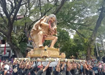 Kirab ogoh ogoh di depan Balai Kota Malang dalam Tawur Agung di Perayaan Hari Raya Nyepi 2023.