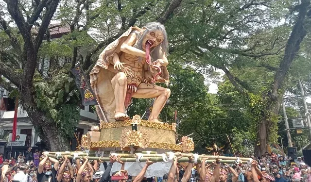 Kirab ogoh ogoh di depan Balai Kota Malang dalam Tawur Agung di Perayaan Hari Raya Nyepi 2023.