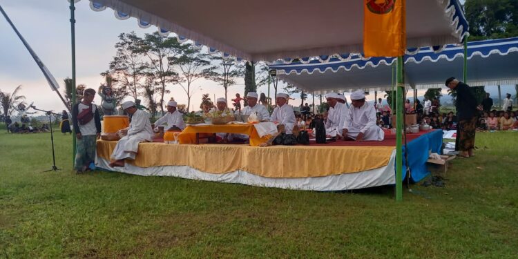 Pelaksanaan Tawur Kesanga di Lapangan Karangtengah, Desa Glanggang, Kecamatan Pakisaji, Kabupaten Malang.