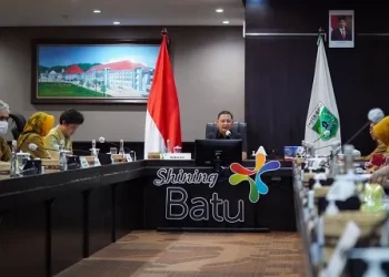 Pj Wali Kota Batu Aries Agung Paewai saat sosialisasi program BAAS untuk mempercepat penanganan kasus stunting di Kota Batu yang masih mencapai angka 1.540 anak, Selasa (21/3/2023).