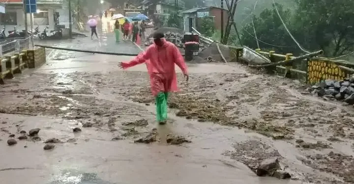 Longsor kembali terjadi di jalur penghubung Malang - Kediri di Desa Sukomulyo, Kecamatan Pujon, Kabupaten Malang, Selasa (28/2/2023). Akibatnya, jalur utama penghubung Malang - Kediri itu terputus.
