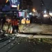 Petugas BPBD Kota Batu saat mengevakuasi material pohon tumbang setinggi 15 meter di Jalan Dewi Sartika Atas Kelurahan Temas Kecamatan Batu Kota Batu, Selasa (7/3/2023) malam.