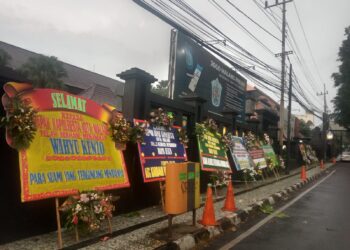 Karangan bunga yang berjejer di depan Polresta Malang Kota.