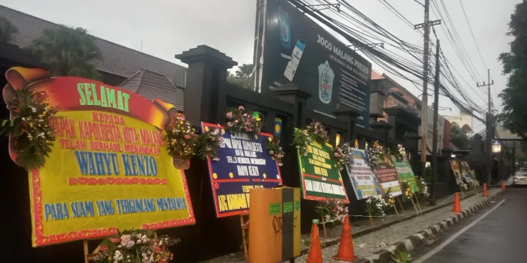 Karangan bunga yang berjejer di depan Polresta Malang Kota.