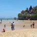 Wisatawan menikmati kunjungan mereka di Pantai Balekambang.