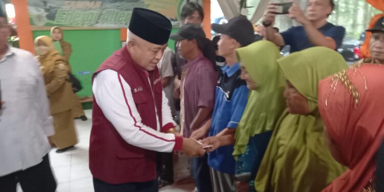 Bupati Malang, Sanusi memberikan dana tali asih pada pegiat kebersihan di TPA Talangagung.