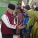 Bupati Malang, Sanusi memberikan dana tali asih pada pegiat kebersihan di TPA Talangagung.