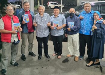 Dr Aqua Dwipayana membagi-bagikan dua buku super best seller karyanya kepada Ketua Komisi Informasi Provinsi Jawa Barat Dr Ijang Faisal dan pengurus media online TuguBandung.id.
