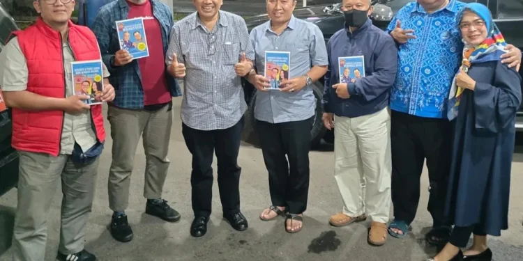 Dr Aqua Dwipayana membagi-bagikan dua buku super best seller karyanya kepada Ketua Komisi Informasi Provinsi Jawa Barat Dr Ijang Faisal dan pengurus media online TuguBandung.id.