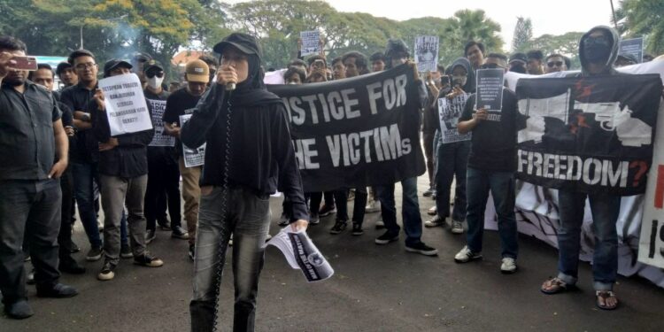 Gelombang aksi demonstrasi menentang putusan vonis terhadap para terdakwa Tragedi Kanjuruhan di depan Gedung DPRD Kota Malang, Kamis (16/3/2023).