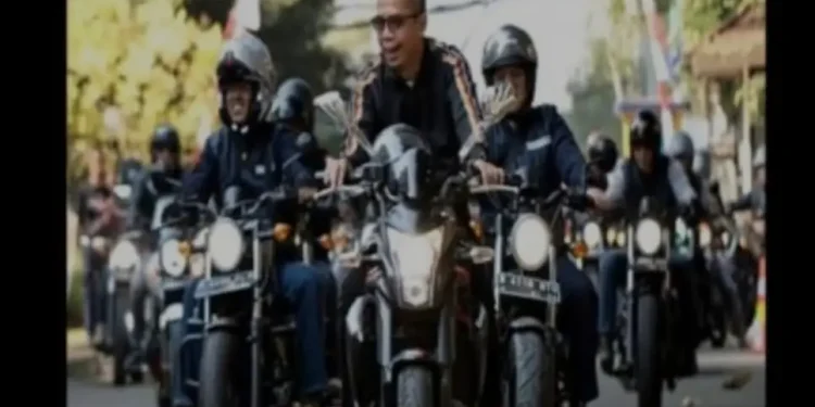 Potret Dirjen Pajak Suryo Utomo mengendarai motor gede (moge) yang diidentifikasi merupakan komunitas pegawai pajak penyuka moge bernama BlastingRijder DJP.