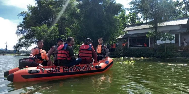 Tim SAR saat melakukan pencarian korban.