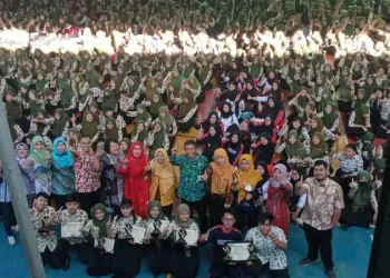 Foto bersama para pemenang dengan warga SMKN 1 Turen (09/03/2023).