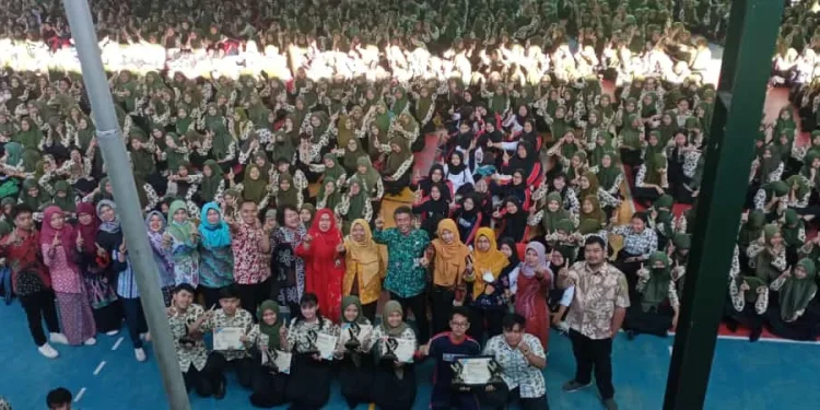 Foto bersama para pemenang dengan warga SMKN 1 Turen (09/03/2023).