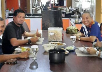 Dr Aqua Dwipayana dengan penuh suka cita bersama Darmadi dan Dicky saat menjamu Amel (paling kanan) sarapan di rumah Yogyakarta. Foto/dok Dr Aqua