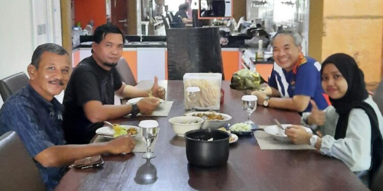 Dr Aqua Dwipayana dengan penuh suka cita bersama Darmadi dan Dicky saat menjamu Amel (paling kanan) sarapan di rumah Yogyakarta. Foto/dok Dr Aqua