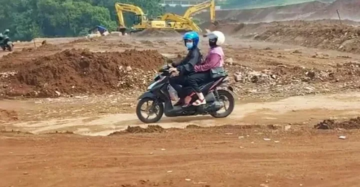 Tampak sejumlah alat berat sedang beroperasi di atas lahan hijau di Desa Sumberbrantas, Kota Batu, Jawa Timur. Belakangan diketahui, perataan lahan itu untuk dibangun Green House Strawberry, namun masih belum mendapat izin dari pihak desa.